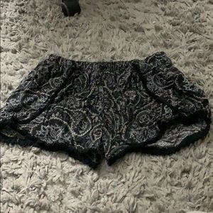 Patterned flowly shorts